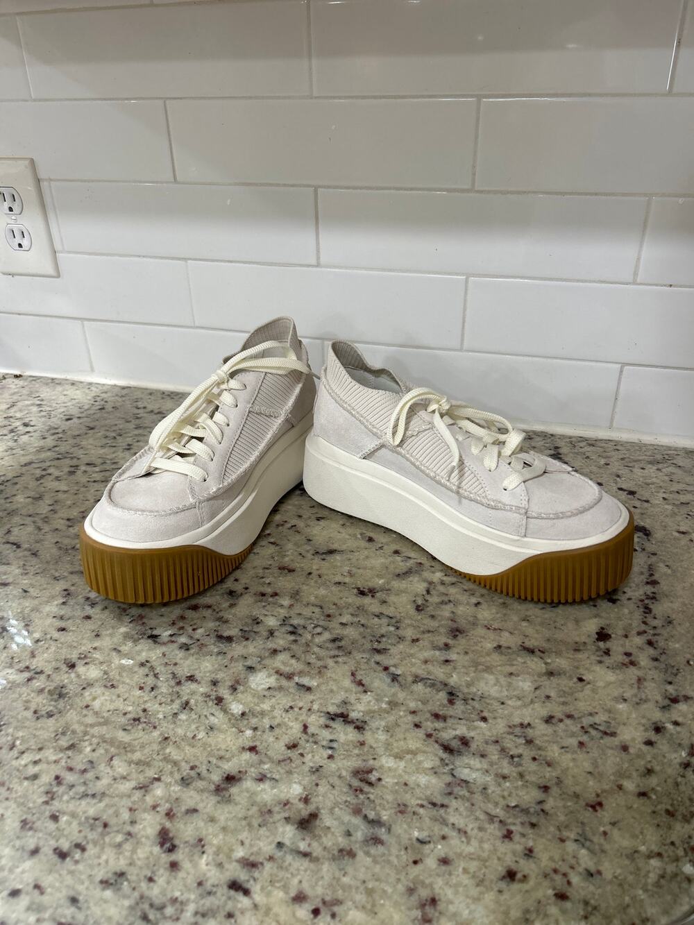 UGG EZ-Duzzit Lace up Platform Sneakers off white size 8 excellent condition
